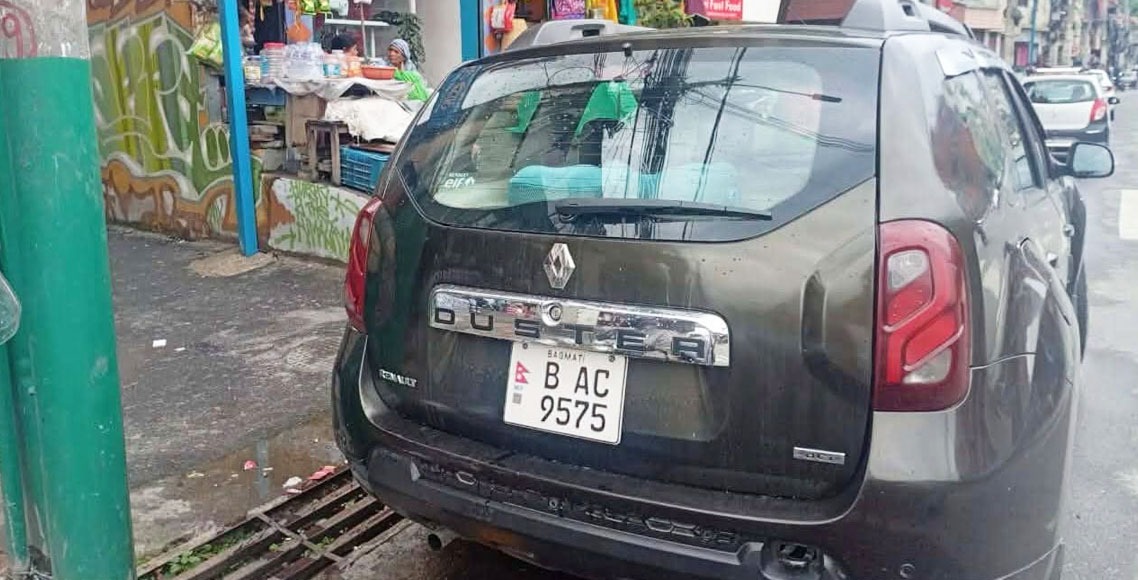 गगन थापाको घरअगाडि पनि शंकास्पद गाडी