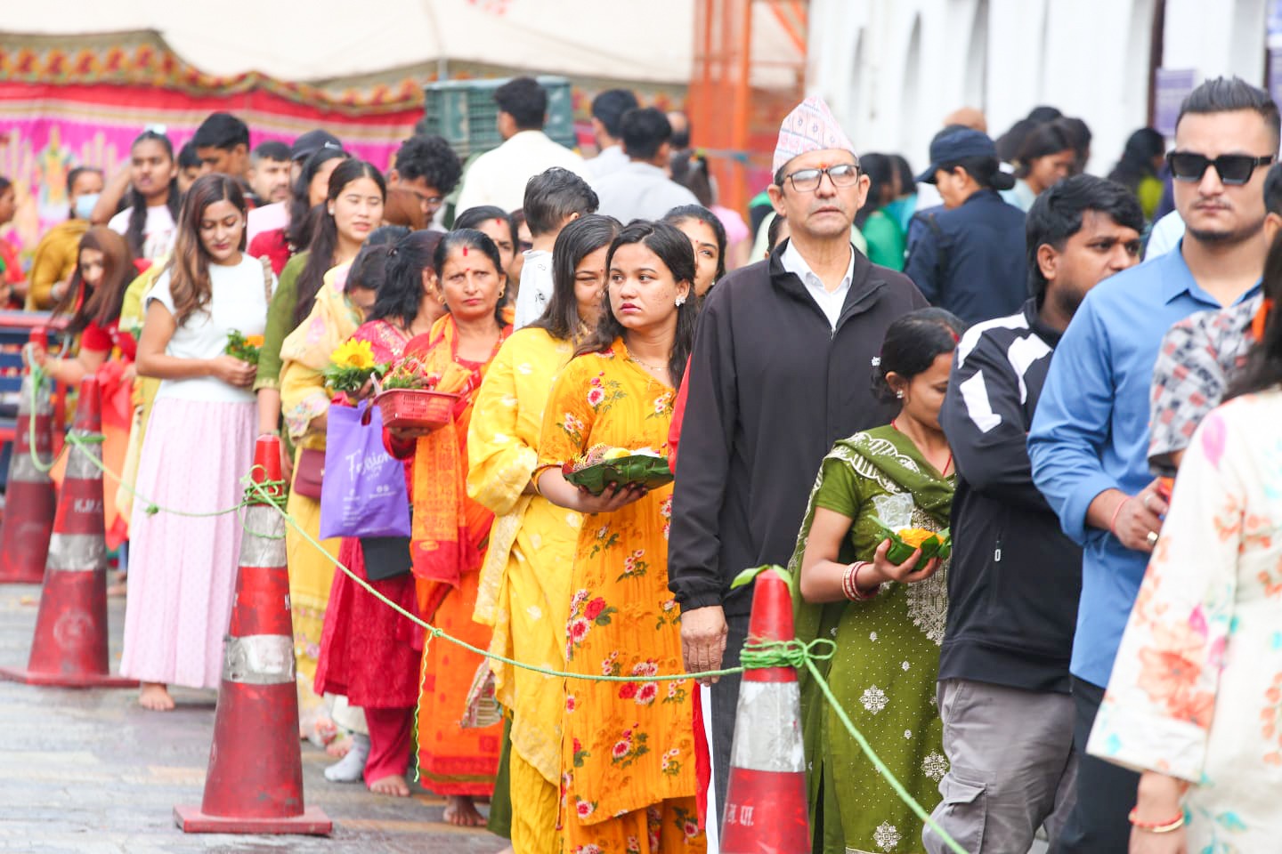साउनको पहिलो सोमबार, पशुपतिनाथमा बिहानैदेखि भक्तजनको घुइँचो