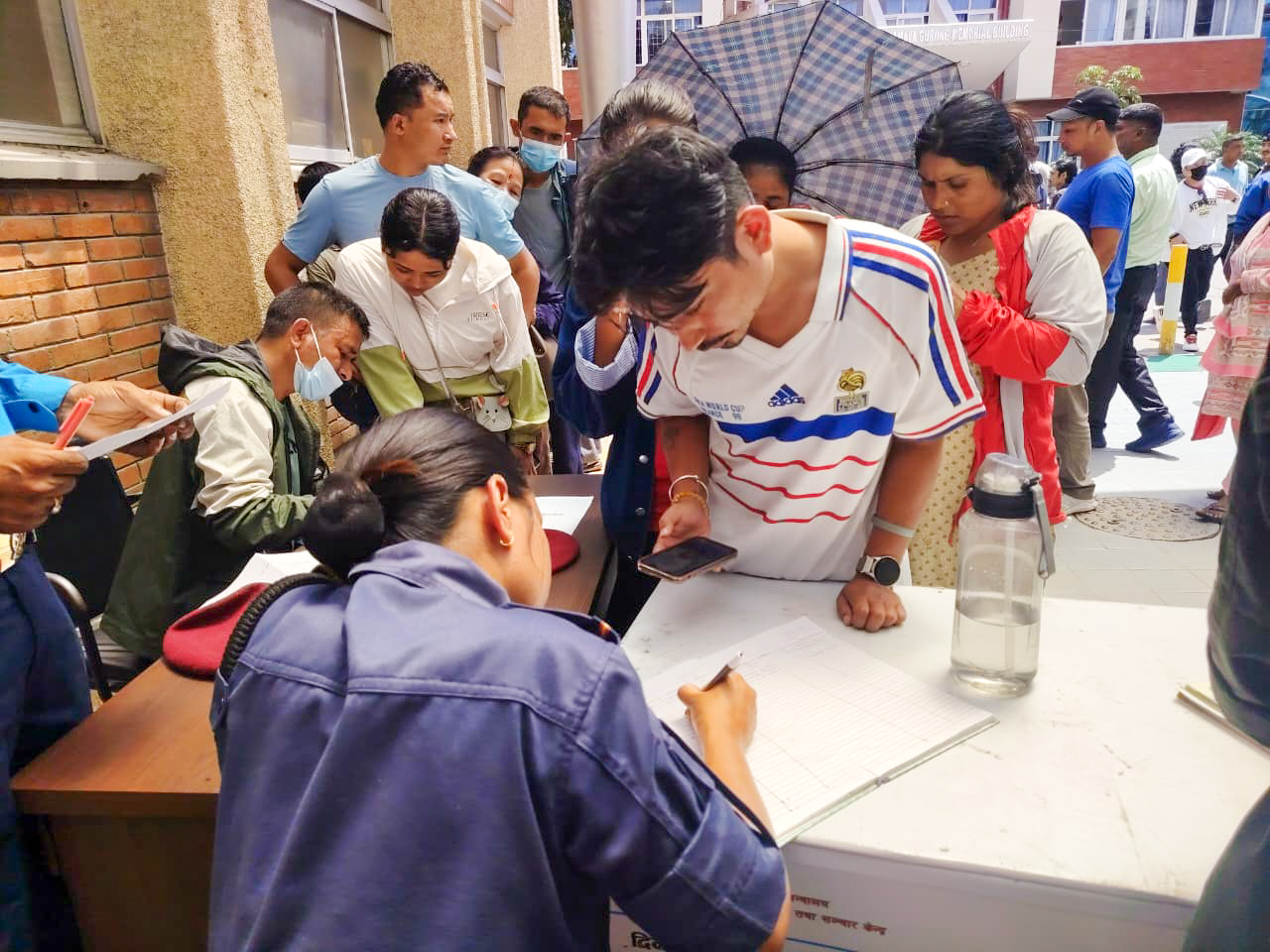 अस्पतालमा बेपत्ता आफन्तको नाम टिपाउँदै बाढी प्रभावित