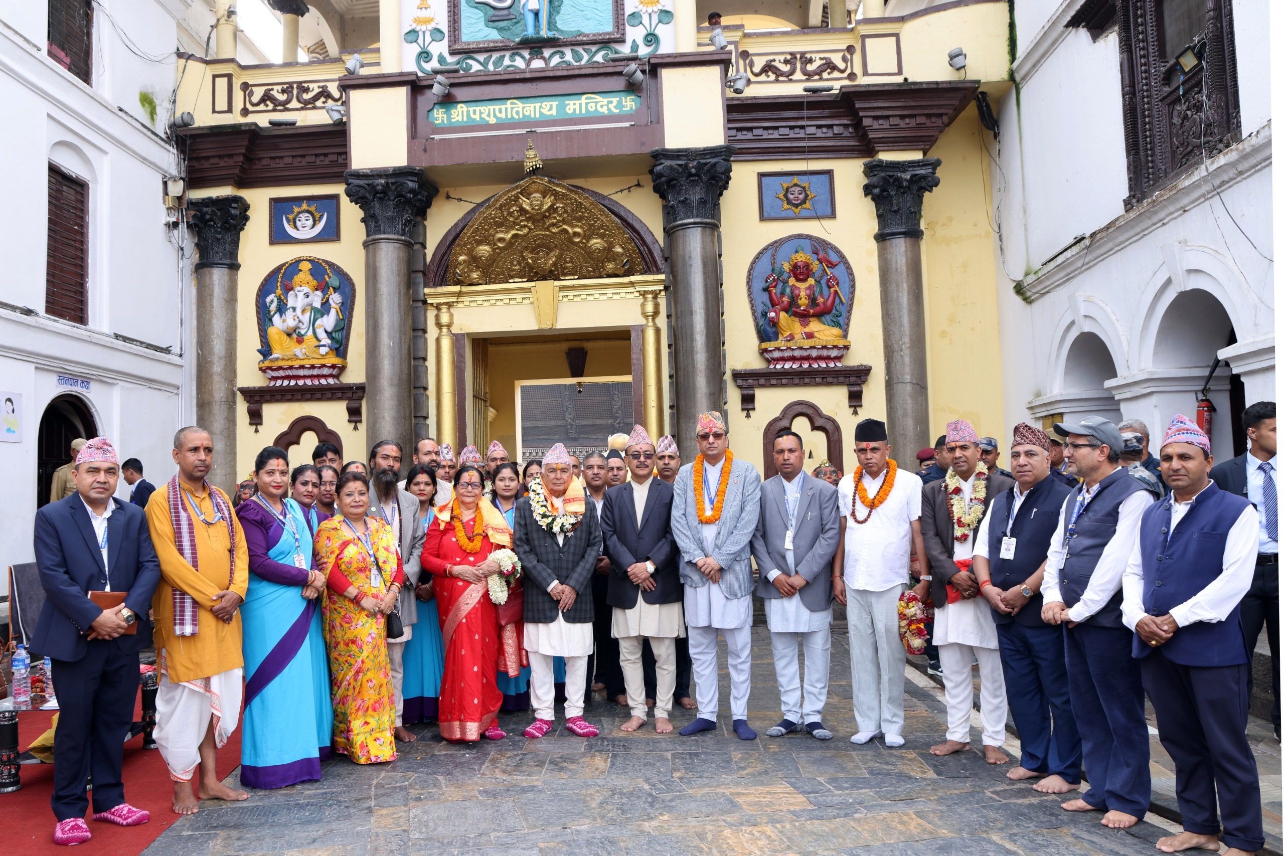 राष्ट्रपतिले गरे पशुपतिमा पूजा