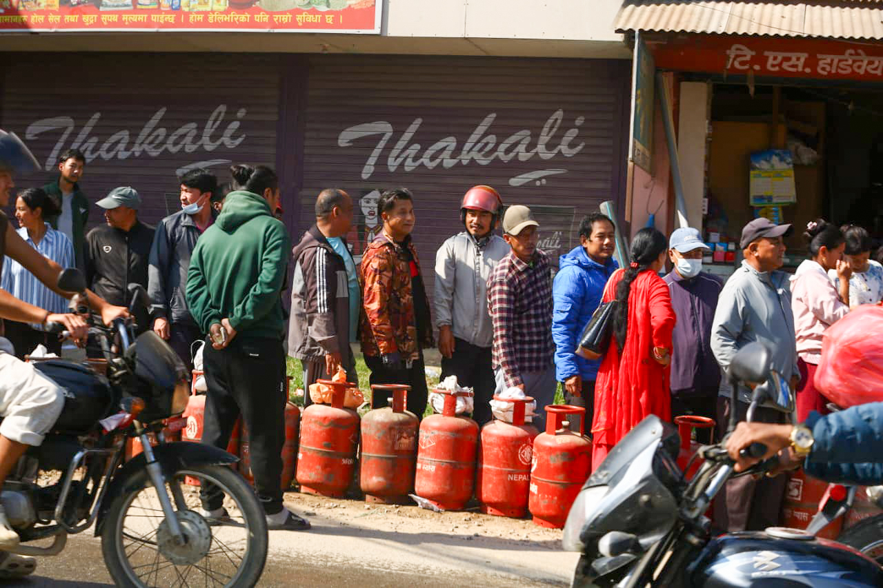 दशैंको मुखमा ग्यासको सास्ती, बिहानैदेखि लाइन