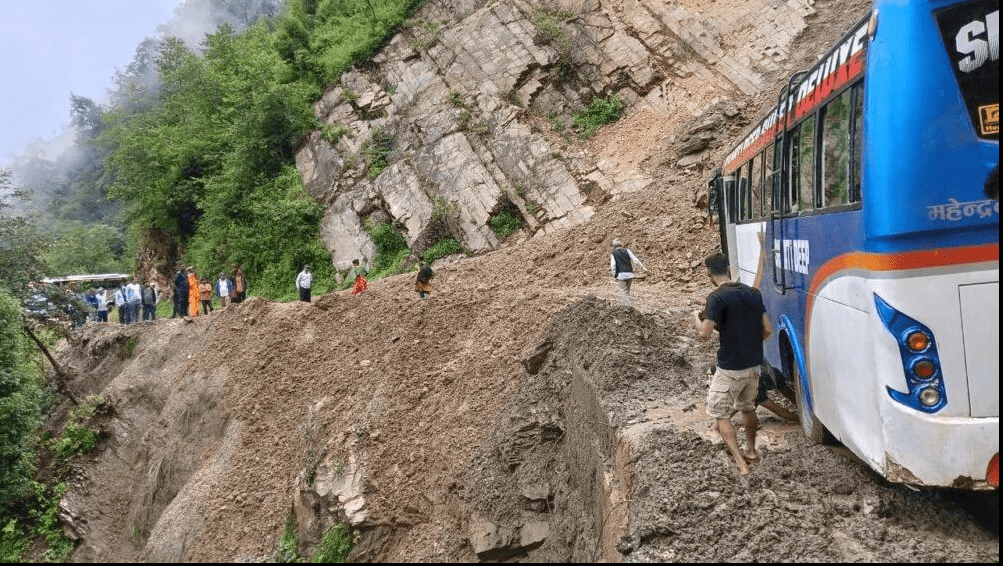 बाढीपहिरोले मुख्य राजमार्ग प्रभावित, गोरखा–धादिङ जोड्ने सडक पूर्णरूपमा अवरुद्ध